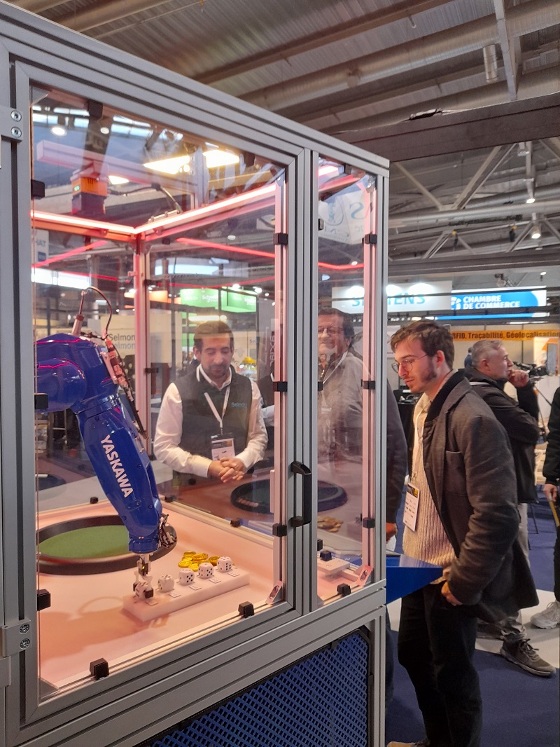 Robot SG4 pendant BE 5.0 2023 Démo robotique sur le stand SG 4.0 pendant BE 5.0 2023